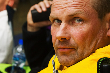 Efter 12 timer i larm og race begynder trætheden så småt at indfinde sig, også for teamchef Jesper Sally Pedersen.